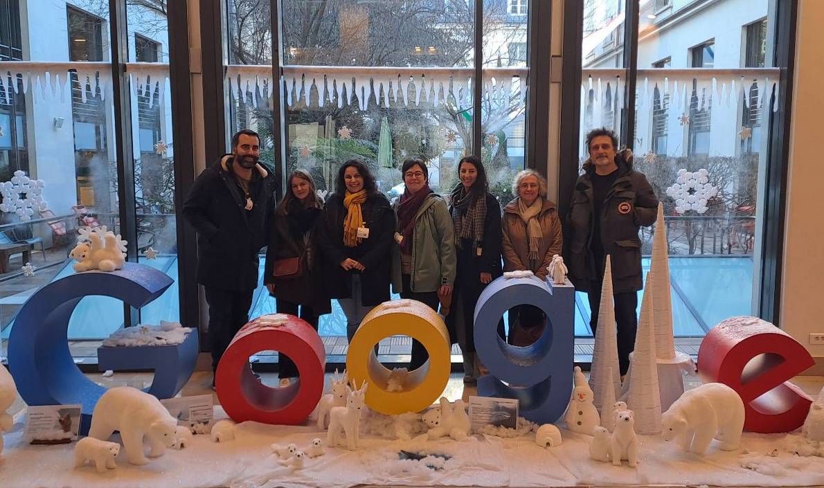 Une partie de l&rsquo;équipe Temesis devant le logo de Google dans les locaux de Google France : Olivier Keul, Flore Vannier, Marie Le Borgne, Céline André, Claire Bizingre et Arnaud Delafosse 